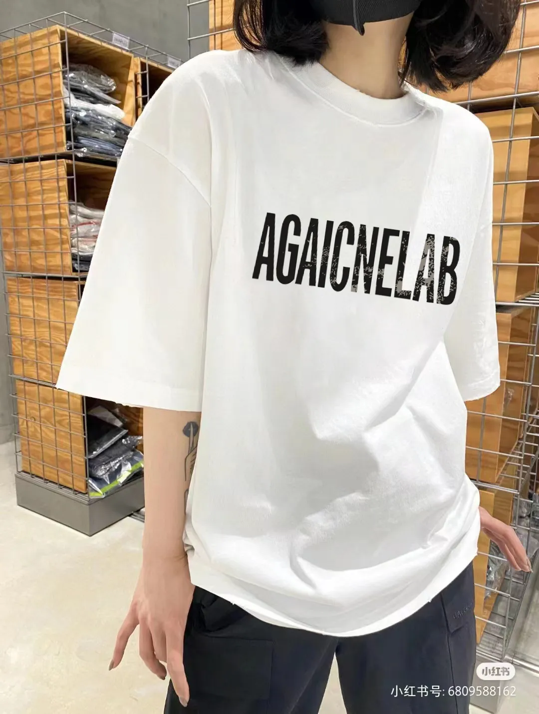 P80✨🔥 BALENCIAGA Paris lettering printed short-sleeved T-shirt. Custom-woven and dyed 300 grams of combed cotton heavyweight fabric. Zero color difference in threads. Perfect details. Different from the current currency version. Welcome to compare. Same Style for men and women. Must-sell in the picture above. Color: White Black Size: 1 2 3 4